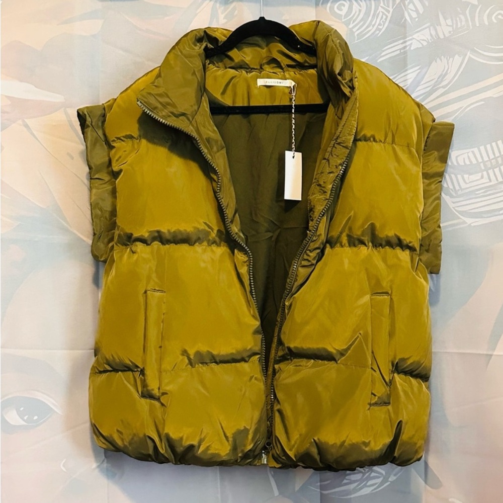 🧥 Ellison Olive Green Puffer Vest – Layered Luxe, Everyday Chic | NWT